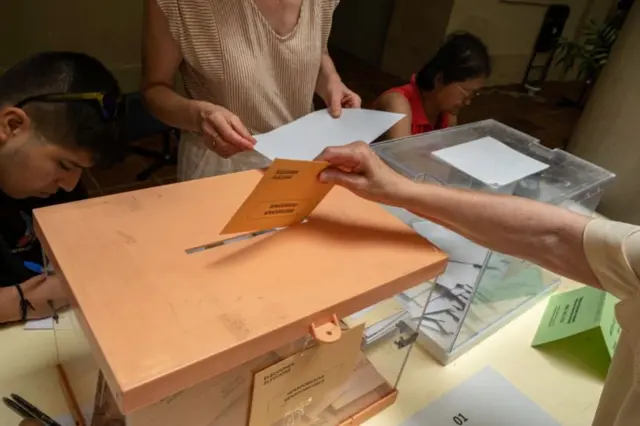 Eleitor votando na Espanha