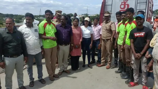 வெள்ளத்தில் சிக்கிய நாய்களை மீட்கப் போராடும் மக்கள்