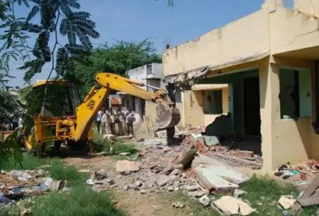 அலமு நகரில் 51 சென்ட் பொது ஒதுக்கீட்டு இடத்தில் கட்டப்பட்ட கட்டடம் நீதிமன்ற உத்தரவால் அகற்றப்பட்டு, அங்கு தற்போது செம்மொழிப் பூங்கா அமைக்கப்பட்டுள்ளது 