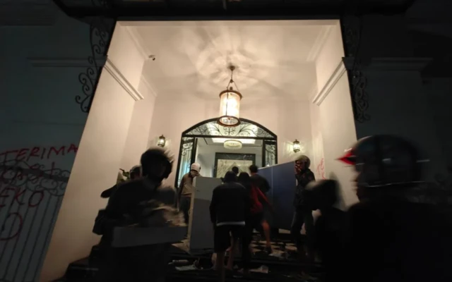 Massa menjarah barang berharga dari rumah anggota DPR Eko Hendro Purnomo atau Eko Patrio di Setiabudi, Jakarta Selatan, Sabtu (30/8/2025) malam.