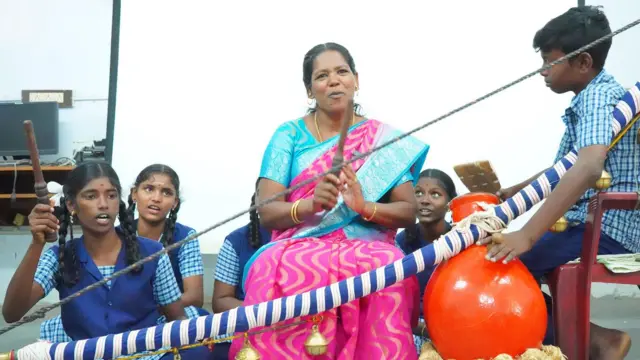 வேதியியல் பாடத்தை வில்லுப்பாட்டாகப் பாடும் அரசுப்பள்ளி ஆசிரியை