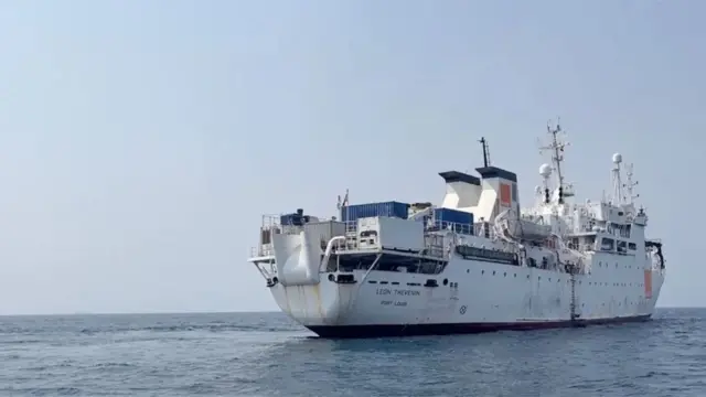 Léon Thévenin imaze imyaka 13 ikorera ku nyanja zikikije Afurika ifasha gusana imigozi yo hasi mu nyanja