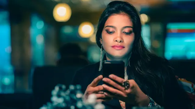 "දැන් දේශීය බැංකුවල ලාංඡනවලට සමාන විදිහේ ලාංඡන, ව්‍යාජ වෙබ් අඩවි වගේ ම දැන්වීම් යොදාගෙන මේ දේවල් කරනවා. ඉතින් ජනතාව රැවටෙනවා. තමන් ගනුදෙනු කරනවා වගේම සමාජ මාධ්‍ය පරිහරණය කරද්දී ඒ ගැන අවධානයෙන් ඉන්න."