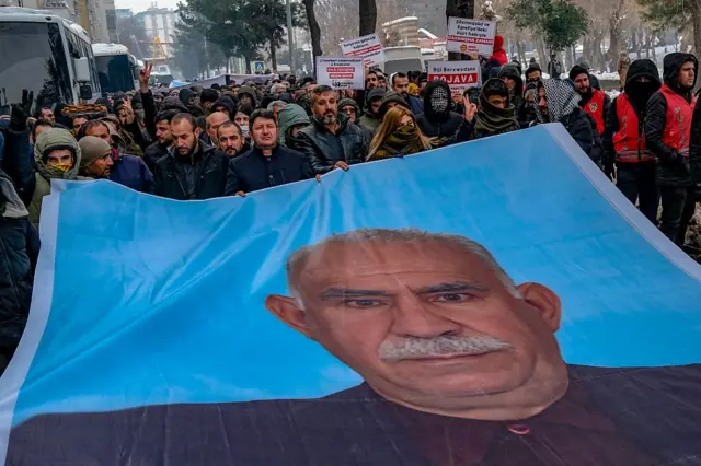 Diyarbakır'daki gösteride taşınan Öcalan posteri