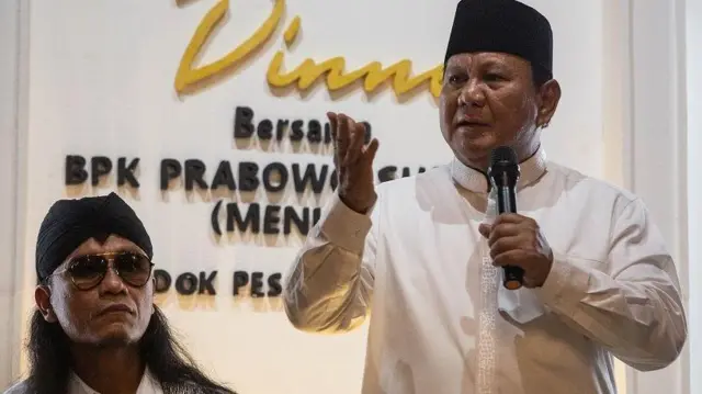 Bakal calon presiden Prabowo Subianto didampingi pengasuh Pondok Pesantren Ora Aji Gus Miftah menyampaikan pidato di Pondok Pesantren Ora Aji, Sleman, DI Yogyakarta, Jumat (8/9/2022). 