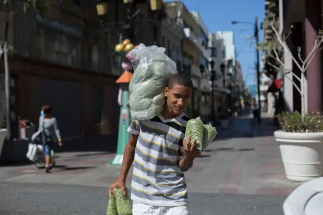 Dominicano vendiendo guisantes