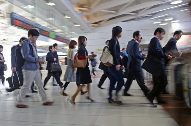 Ribuan pengusaha menggunakan layanan kereta bawah tanah dan kereta api selama jam Sibuk, Tokyo