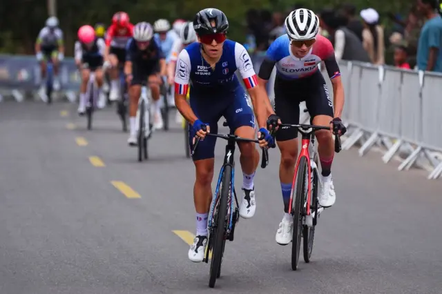 Celia Gery w'Ubufaransa imbere gato ya Viktoria Chladoňova wa Slovakia barimo guhatanira kugera ku murongo wa nyuma