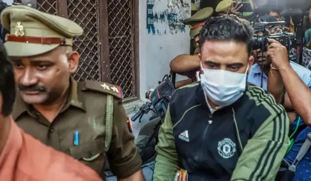 শাহীন সাঈদের বাড়িতে পুলিশের তল্লাশি অভিযানের সময় তোলা ছবি। 