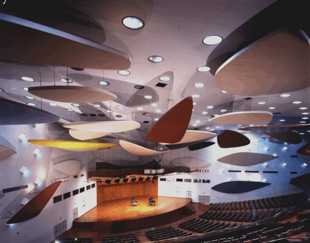 Vista del interior del Aula Magna de la UCV y las llamadas "Nubes de Calder" en el techo.
