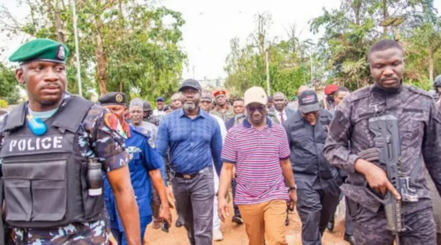 Gọvanọ Edo Steeti bụ Monday Okpebholo na ndị ọrụ nchekwa 