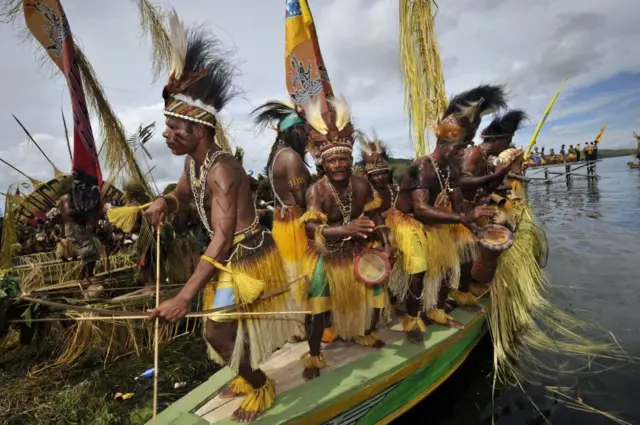 Sejumlah anggota suku di Papua menari saat Festival Danau Sentani, pada 2011 lalu.