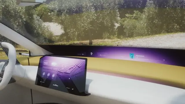 اطلاعات بر نواری روی شیشه جلو نمایش داده می‌شود