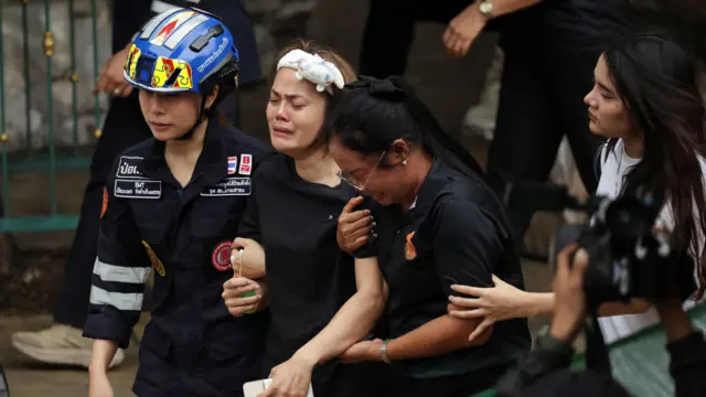 一名遭槍擊身亡教師的妻子，在泰國曼谷郊外暖武里府挽粿縣（Bang Kruai）的帖詩琳暖武里學校槍擊事件後作出反應（7/8/2026）