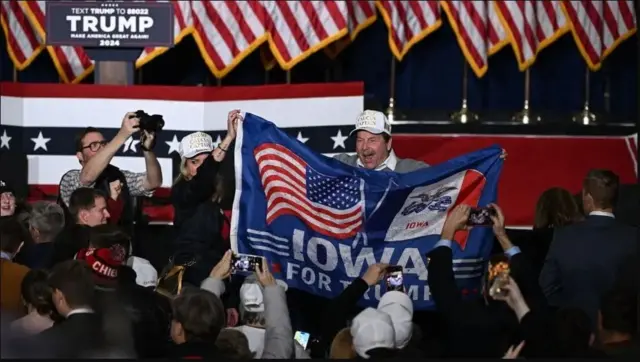 আইওয়াতে জয়ের পর ডোনাল্ড ট্রাম্পের উল্লসিত সমর্থকেরা 