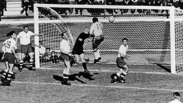 ਬ੍ਰਾਜ਼ੀਲ ਦੇ ਖਿਡਾਰੀ ਜ਼ੀਟੋ ਮੈਚ ਦਾ ਦੂਜਾ ਗੋਲ ਆਪਣੇ ਸਿਰ ਨਾਲ ਕਰਦੇ ਹੋਏ