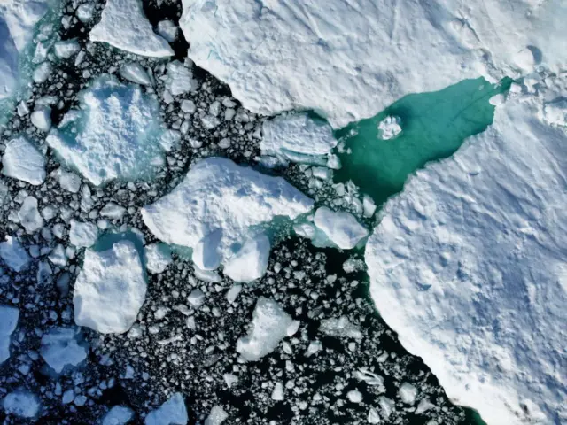 Gunung es mencair di dekat Ilulissat, Greenland, pada 15 Juli 2024.