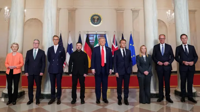 O presidente dos EUA, Donald Trump ao centro, o presidente ucraniano, Volodymyr Zelensky, o chanceler alemão, Friedrich Merz, o presidente francês, Emmanuel Macron, o primeiro-ministro britânico, Keir Starmer, a primeira-ministra italiana, Giorgia Meloni, e o presidente da Finlândia, Alexander Stubb, o secretário-geral da OTAN, Mark Rutte, e a presidente da Comissão Europeia, Ursula von der Leyen, posam para a foto na Casa Branca.