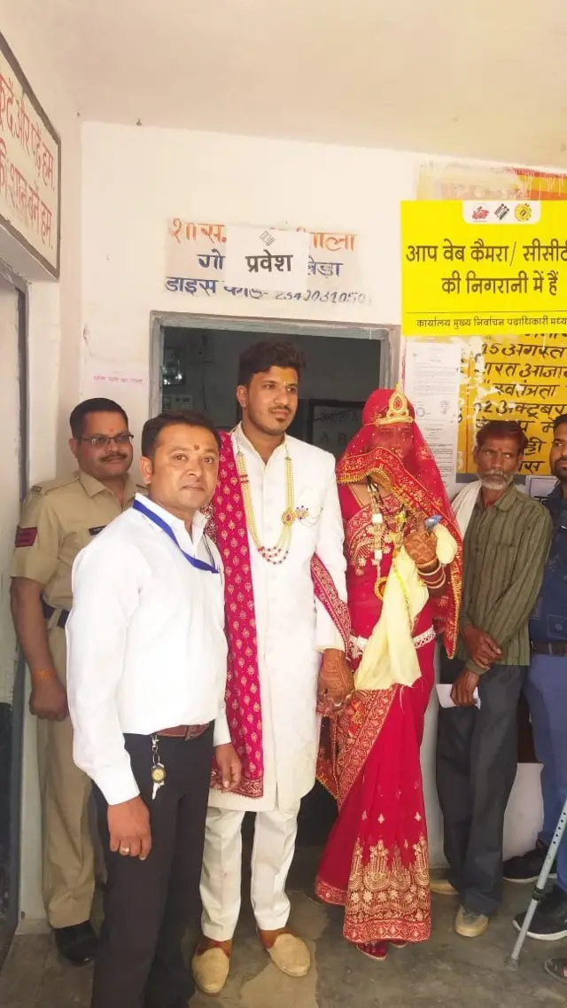 বিয়ের সাজেই ভোট দিতে এসেছেন নতুন বর-কনে