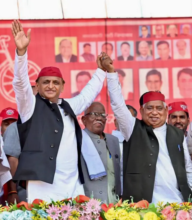 समाजवादी पार्टी के नेता अखिलेश यादव अयोध्या में अपने उम्मीदवार अवधेश प्रसाद के साथ