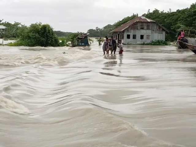 পানির নিচে ডুবে গেছে স্কুল কলেজ শিক্ষা প্রতিষ্ঠানও