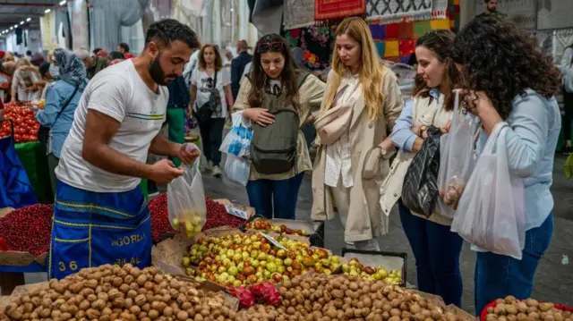 İstanbul'da bir pazarda alışveriş yapan kadınlar 
