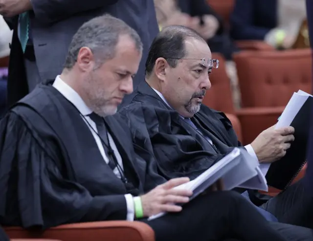 Advogados de Bolsonaro leem papéis no STF
