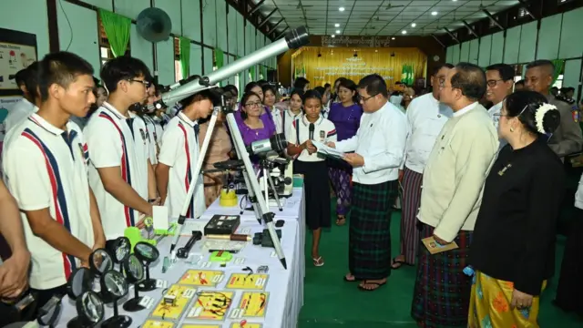 ၂၀၂၄ ခုနှစ် သြဂုတ်လတုန်းက စစ်ကောင်စီကချင်ပြည်နယ်ဝန်ကြီးချုပ် ဦးခက်ထိန်နန်နဲ့ ပုဂ္ဂလိကကျောင်းတည်ထောင်သူတွေနဲ့ တွေ့ဆုံပွဲ 