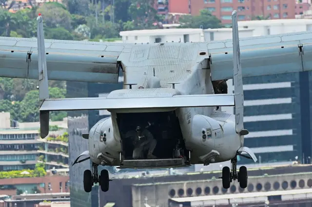 Militares en un avión US Bell Boeing V-22 Osprey sobrevolando en Caracas