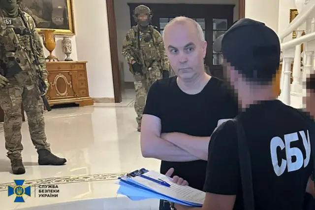 Нестор Шуфрич стоїть поряд зі співробітником СБУ