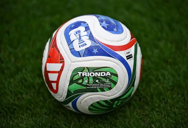 Le ballon officiel de la Coupe du Monde de la FIFA, l'Adidas Trionda, est présenté lors du match amical international Espagne-Égypte, disputé avant la Coupe du Monde de la FIFA, au stade RCD de Barcelone, le 31 mars 2026.