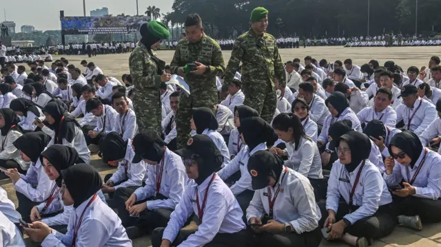 Sejumlah peserta Komponen Cadangan (Komcad) unsur Aparatur Sipil Negara (ASN) dari berbagai kementerian bersiap mengikuti apel pemberangkatan program Komcad ASN Kementerian ke Lembaga Pendidikan TNI Tahun 2026 di kawasan Monumen Nasional, Jakarta, Senin (13/4/2026). 