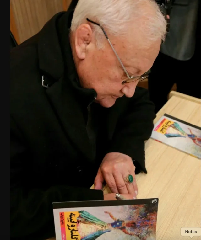 زریاب در حال امضای یک کتاب 