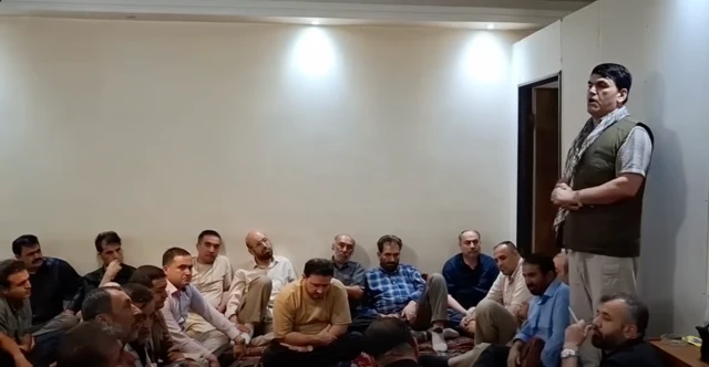 اکرامالدین سریع (ایستاده) در کنار شماری از نظامیان سابق افغان در ایران دیده میشود.