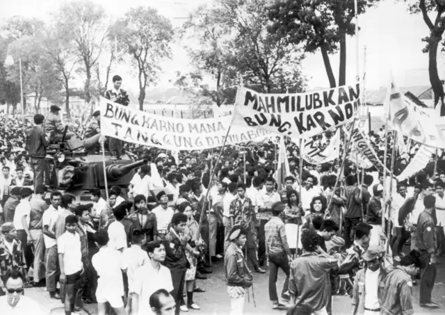 Sejumlah mahasiswa berdemo di depan Istana Bogor, pada 24 Oktober 1966.