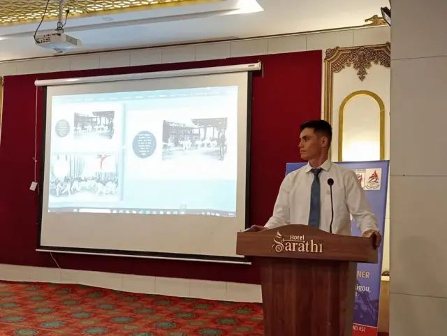 امیدالله علیزاده در جریان سخنرانی 