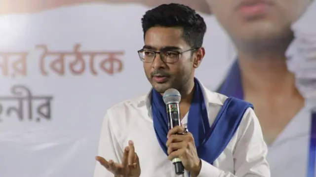  अभिषेक बनर्जी 