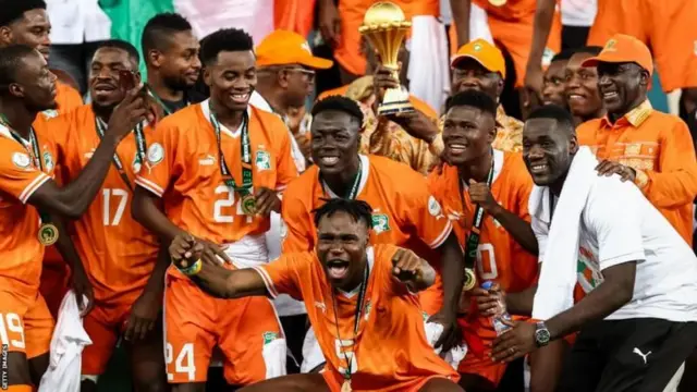 Xiddiga Ivory Coast oo la dabaaldegaya tababaraha ku meel gaarka ahaa ee guusha u horseeday Emerse 
