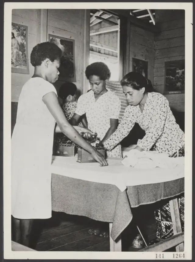 Foto hitam putih perempuan Merauke, papua, Marind Anim