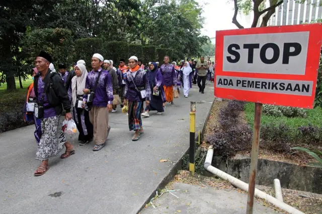 Jamaah haji penumpang pesawat Saudia Airlines SV-5688 berjalan menuju bus di Bandara Internasional Kualanamu, Kabupeten Deli Serdang, Sumatera Utara, Sabtu (21/06).