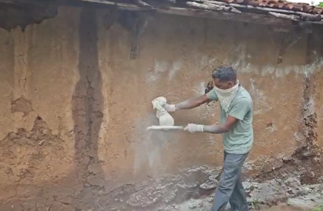 मोटा कंथारिया गांव में दवा का छिड़काव करता स्वास्थ्यकर्मी