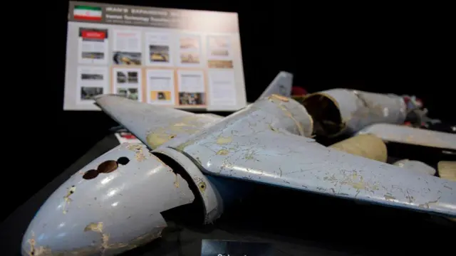 نمایش قطعاتی از یک پهپاد که آمریکا می گوید ساخت ایران است و تهران با فروش آن به روسیه قطعنامه ۲۲۳۱ را نقض کرده است