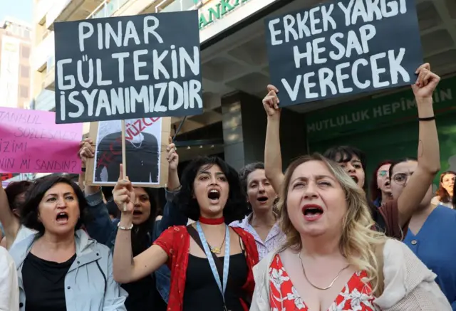 एक यूनिवर्सिटी छात्रा की हत्या करने वाले अपराधी की सज़ा कम करने को लेकर 2022 में तीखा विरोध प्रदर्शन हुआ.