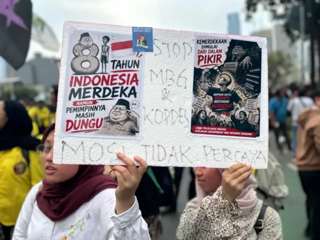 Aksi mahasiswa menuju Bundaran Hotel Indonesia, Jakarta Pusat yang dihalangi aparat keamanan.