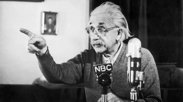 Thừa nhận là một người theo chủ nghĩa hòa bình, Einstein đã có bài phát biểu phản đối bom khinh khí được Đài Phát thanh Quốc gia (NBC) ghi lại vào năm 1950 tại Đại học Princeton