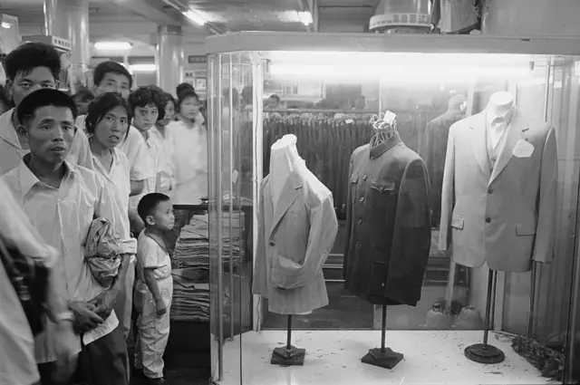 در دوران حکومت مائو، کتی شبیه به کت مائو به پوشش مطلوب حکومت برای مردان تبدیل شد