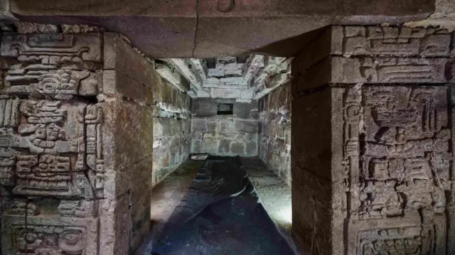 Una vista de la antecámara y la cámara de la Tumba 10 de Huitzo, con columnas talladas en piedra