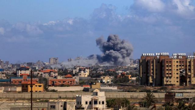 Bombas cayendo sobre Gaza. 