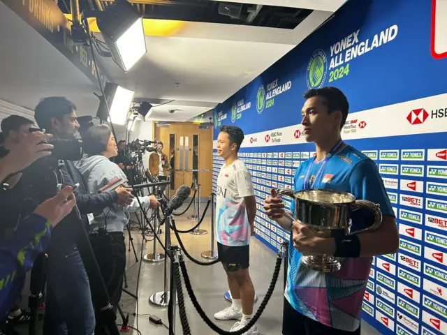 Jonatan Christie dan Anthony Ginting saat diwawancara media seusai pertandingan final tunggal putra All England, Minggu (17/03).