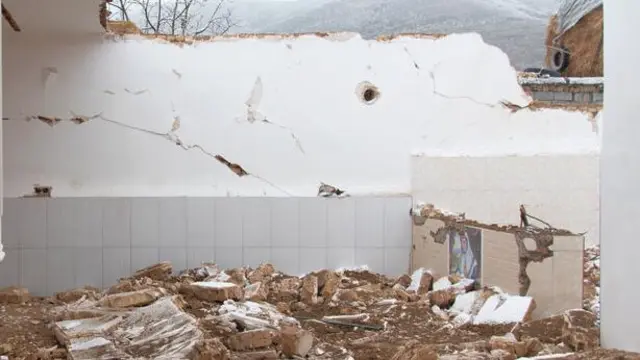 تصویر خانه‌ای که سقفش فرو ریخته